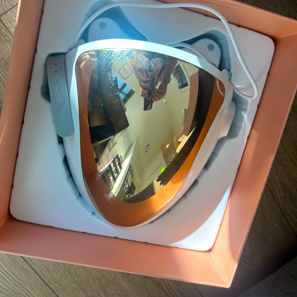 Aphrona LED face mask with neck attachment